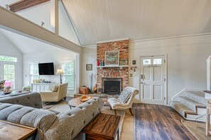 TV, fireplace - Beautiful lakefront home with fireplace, deck, central AC, & washer/dryer (Mineral)