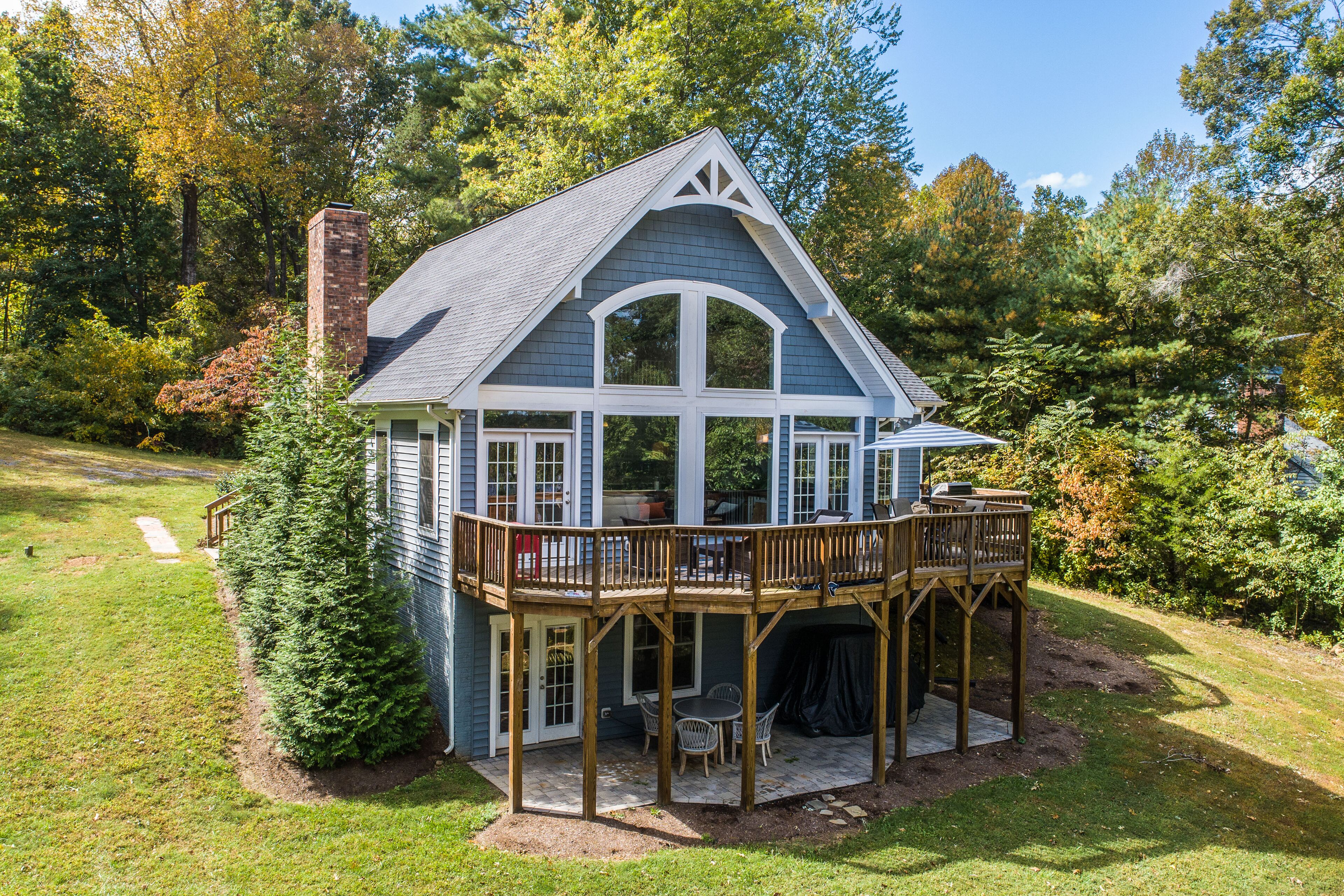 Beautiful lakefront home with fireplace, deck, central AC, & washer/dryer
