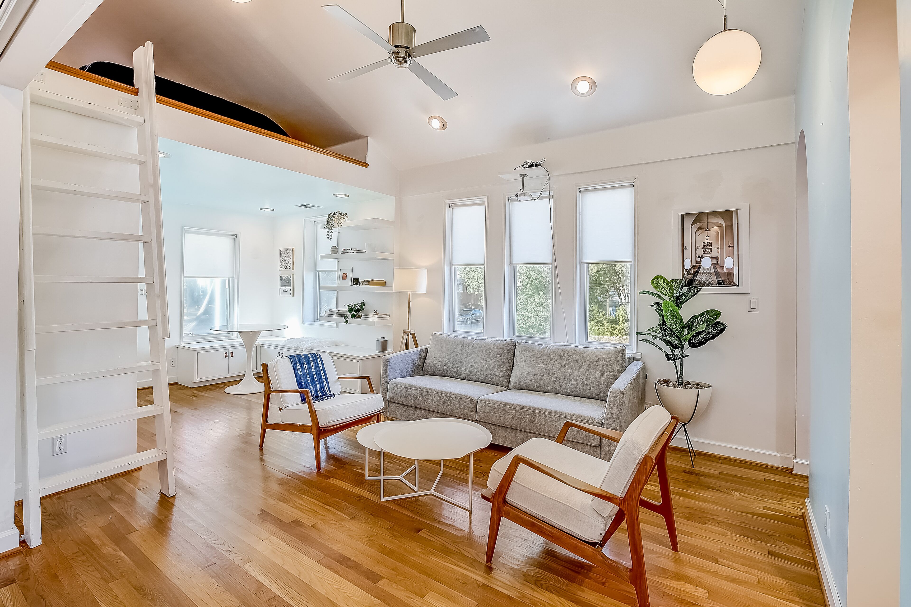 Home with enclosed yard & central AC - dogs welcome