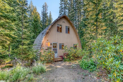 Creek-side mountain cabin with fireplace, balcony & full kitchen - near hiking
