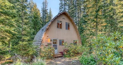 Creek-side mountain cabin with fireplace, balcony & full kitchen - near hiking