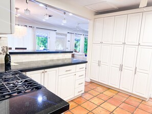 ثلاجة، ميكروويف، فرن، موقد طهي مسطح