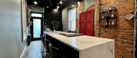 Réfrigérateur, four à micro-ondes, un four, surface de cuisson