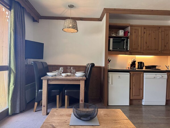 Fridge, microwave, dishwasher, cookware/dishes/utensils - La Valériane 4 - Studio with a small cabin bedroom, close to the village centre and the sledging... (LES AVANCHERS VALMOREL)