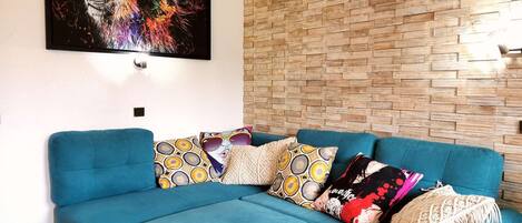 Una televisión, un reproductor estéreo