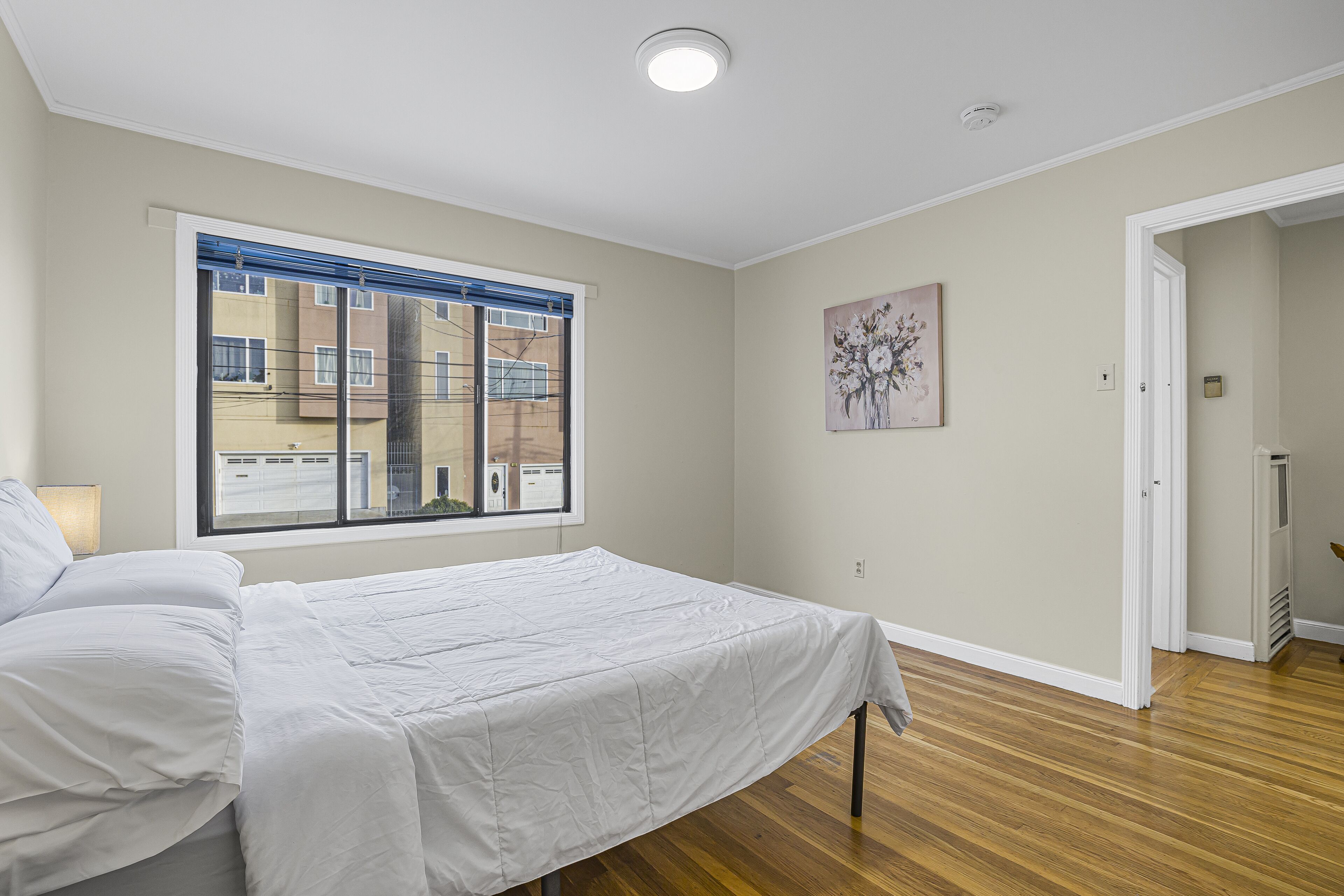 4 bedrooms, iron/ironing board, internet, bed sheets