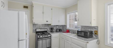 ثلاجة، ميكروويف، فرن، موقد طهي مسطح