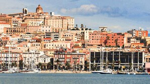 A coastal cityscape with historic buildings, a marina, and a prominent dome structure. - VILLA MIRTO IS MOLAS RESORT (Pula)
