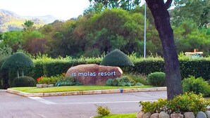 A landscaped area with a large rock sign reading "is molas resort" surrounded by neatly trimmed bushes and a tree. - VILLA MIRTO IS MOLAS RESORT (Pula)