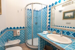 Douche, sèche-cheveux, bidet, serviettes fournies