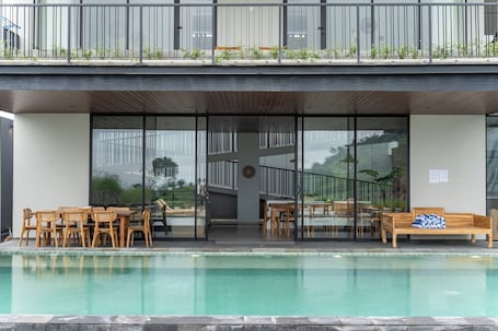 Una piscina al aire libre