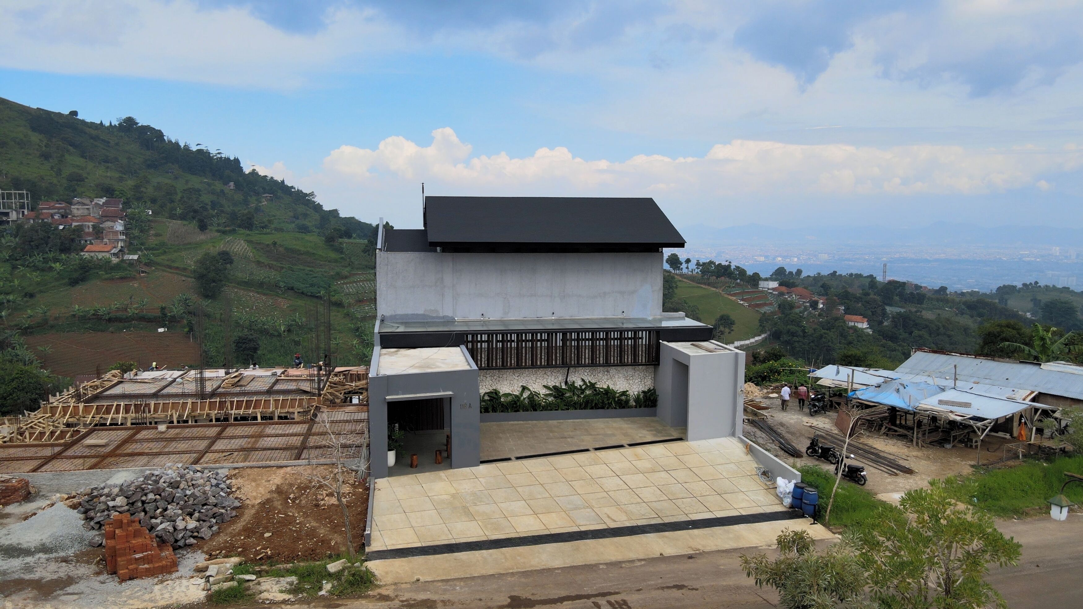 Un bâtiment moderne doté d’un toit plat, d’une grande terrasse ouverte et offrant une vue sur le paysage environnant.
