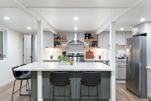 Kjøleskap, mikrobølgeovn, ovn og kokeplater