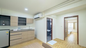 Een modern appartement met een keuken, een eethoek en een slaapkamer.