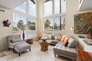 Televisión, libros, oficina y impresora 