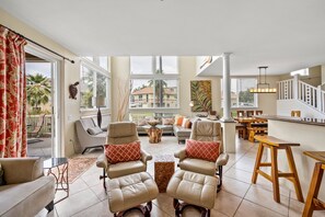 Televisión, libros, oficina y impresora 