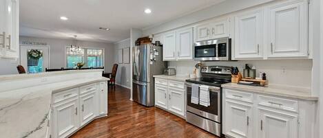 Jääkaappi, mikroaaltouuni, uuni, liesi