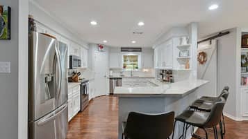 Refrigerador, microondas, horno y parrilla de estufa