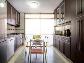 Refrigerador, microondas, horno y lavavajillas 