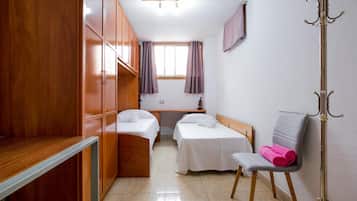 3 bedrooms, iron/ironing board, internet, bed sheets