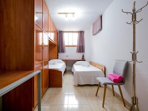 3 chambres, fer et planche à repasser, accès à Internet, literie fournie