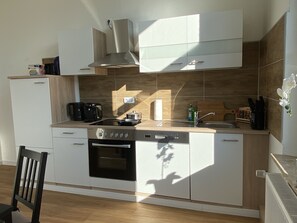 Fridge, microwave, oven, stovetop - Charmante Altbauwohnung an der Kesselschleuse 2 (Emden)