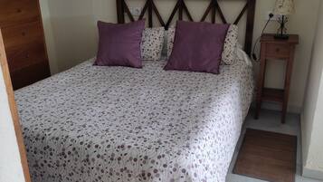 Cofres nos quartos, ferros/tábuas de passar roupa, berço de viagem