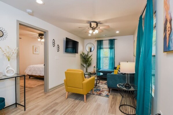 1 bedroom, iron/ironing board, WiFi, bed sheets - Cheerful Upstairs Unit of Guest Home with Private Terrace, BBQ Area & Yard Games (Atlanta)