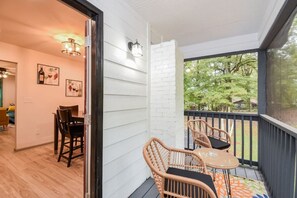 Outdoor dining - Cheerful Upstairs Unit of Guest Home with Private Terrace, BBQ Area & Yard Games (Atlanta)