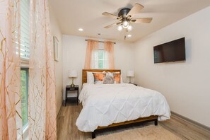 1 bedroom, iron/ironing board, WiFi, bed sheets - Cheerful Upstairs Unit of Guest Home with Private Terrace, BBQ Area & Yard Games (Atlanta)