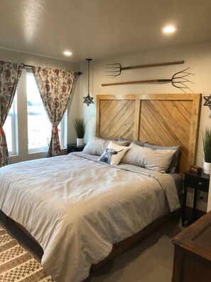 1 quarto, ferros/tábuas de passar roupa, berço de viagem