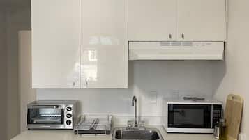 Microones, cafetera i tetera, bullidora elèctrica i torradora