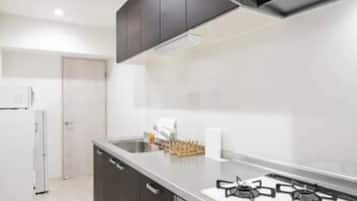 Apartemen Deluks | Dapur pribadi | Lemari es, microwave, peralatan masak/sendok-piring, dan lemari pembeku
