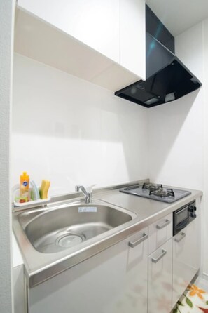 Apartamento básico | Cocina privada | Frigorífico, microondas, utensilios de cocina y congelador