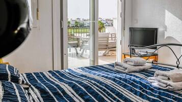 3 chambres, fer et planche à repasser, Wi-Fi, draps fournis