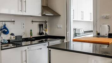 Een koelkast, een microgolfoven, een oven, een vaatwasser