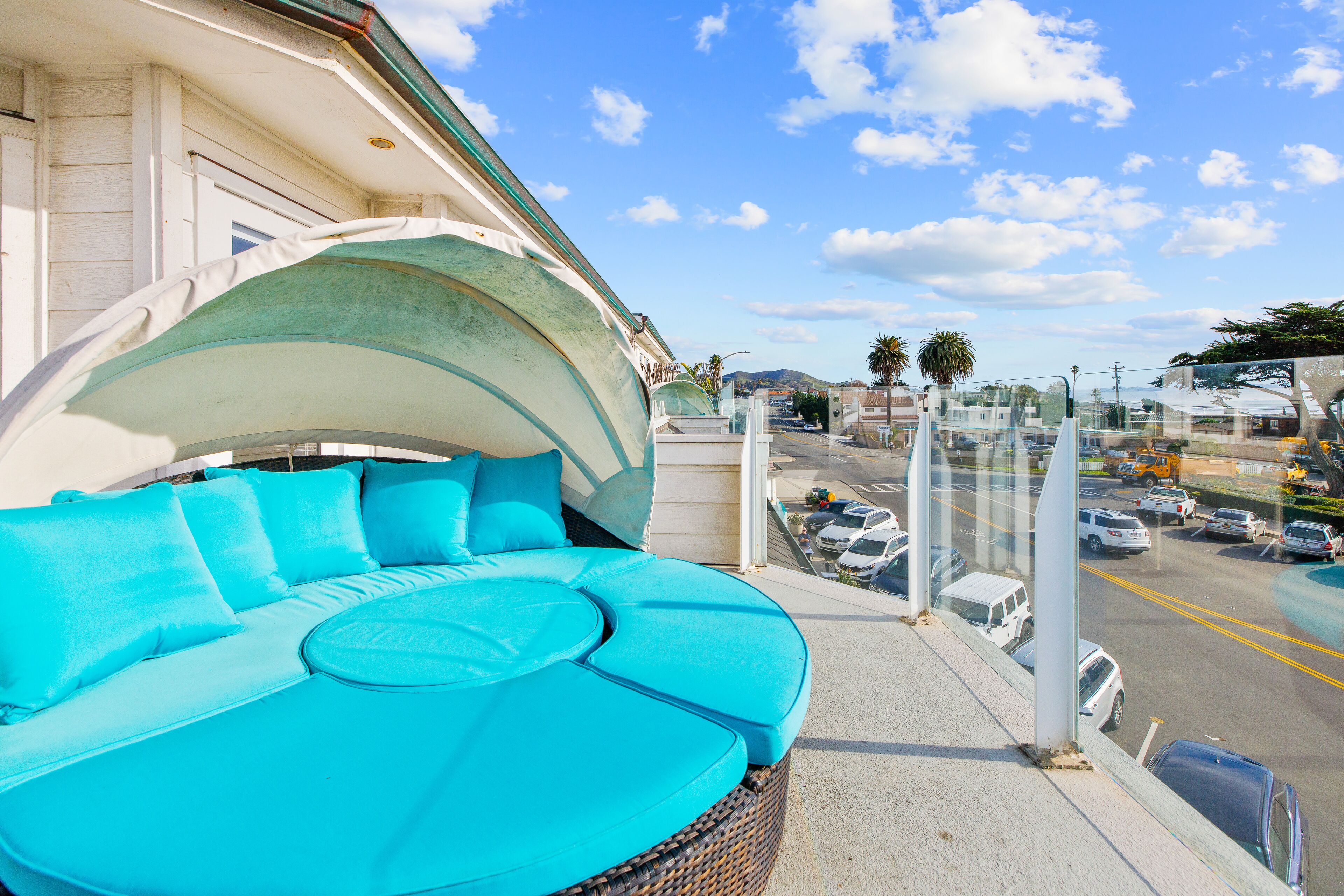 Stylish studio with ocean views, balcony, fireplace, picnic area & firepit