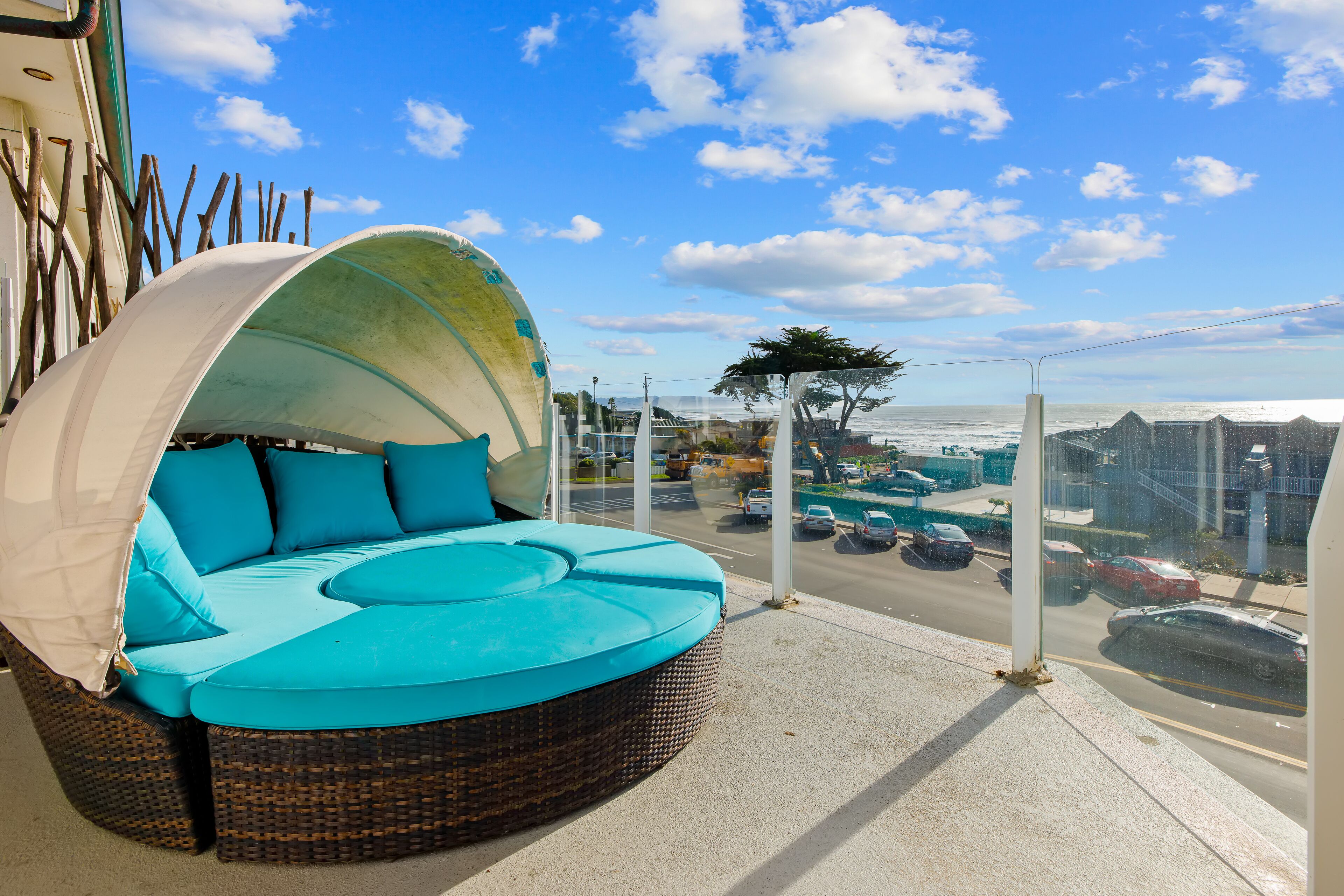 Chic, dog-friendly studio with balcony, full kitchen, & fireplace - great views