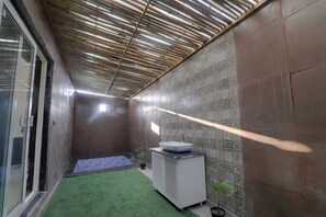 Villa | Bathroom | Shower, free toiletries, hair dryer, towels - The Ashoka farms and Resort (Gurugram)