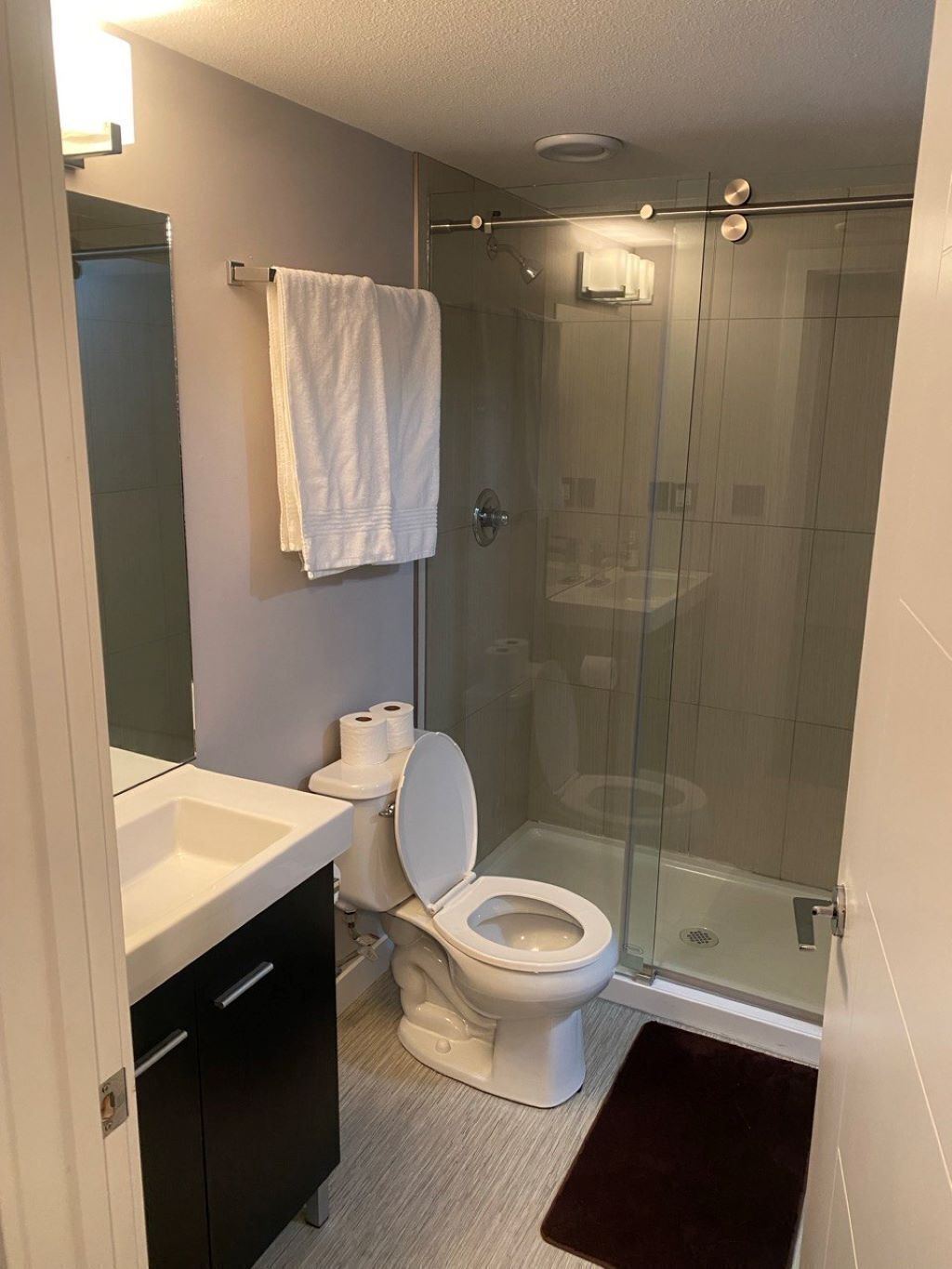 Douche, articles de toilette gratuits, serviettes fournies, savon