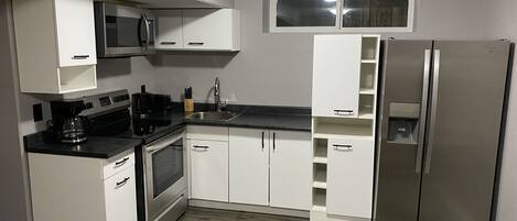 Fridge, oven, stovetop, coffee/tea maker