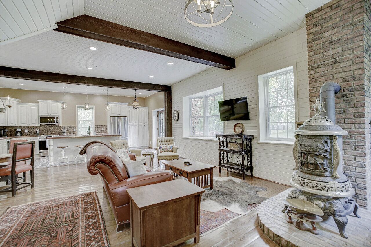 Smart TV, chimenea, reproductor de DVD y libros 