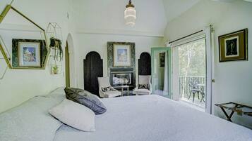 3 bedrooms, desk, iron/ironing board, travel crib