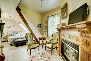 3 habitaciones, escritorio y tabla de planchar con plancha 