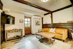 تلفزيون ذكي، مدفأة، مشغل دي في دي، كُتُب