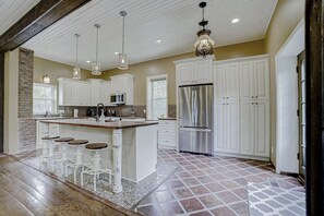 KĂŒhlschrank, Mikrowelle, Ofen, Herdplatte