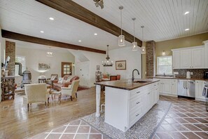 المنشأة من الداخل