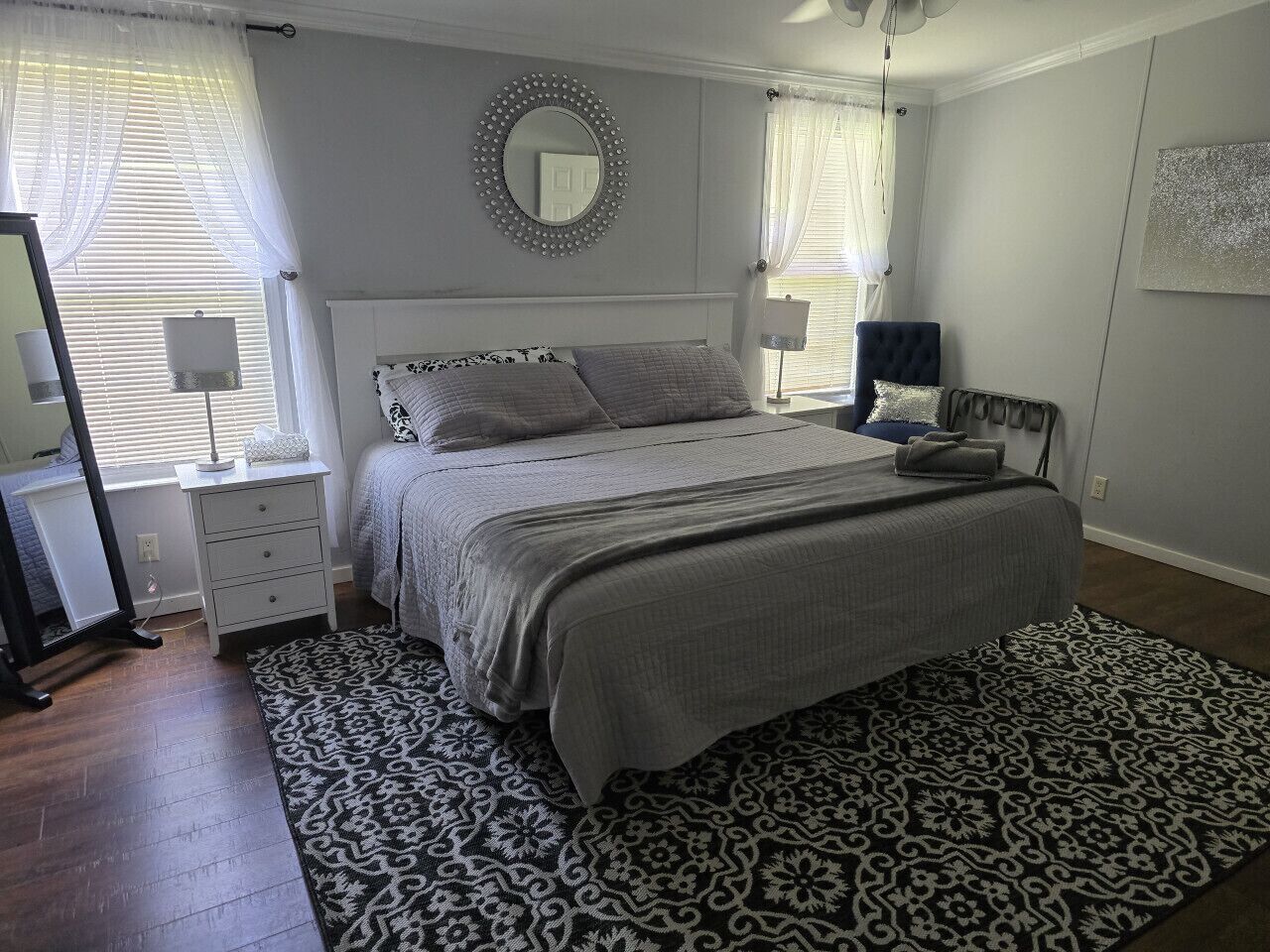 4 chambres, bureau, fer et planche à repasser, lit de bébé portatif