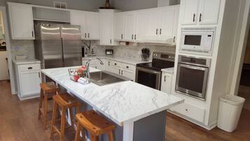 Geladeira, micro-ondas, fogão, cooktop