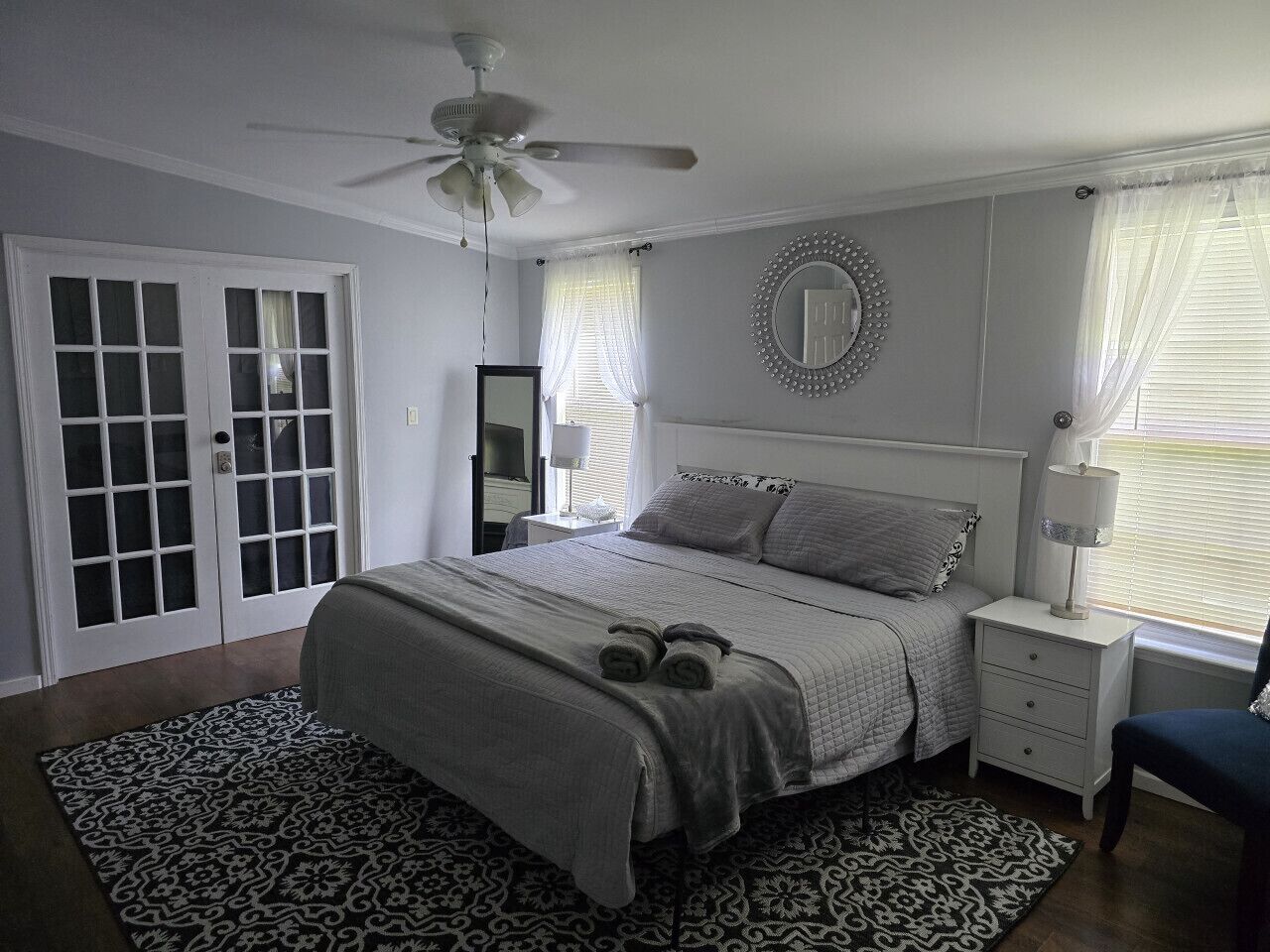 4 室のベッドルーム、デスク、アイロン / アイロン台、旅行用ベビーベッド